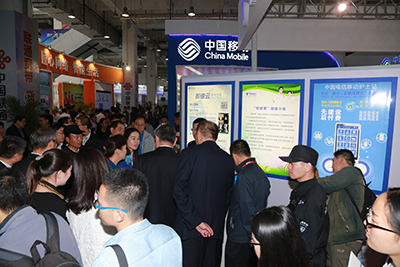 天坦移動醫(yī)、護亮相信博會，展臺前人頭攢動